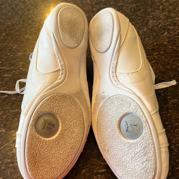 Women’s white Puma sneaker in size 8. - Picture 4 of 4